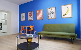 Vibrant Design Apartments - Full Kitchen - Wi-Fi - 18 Mins To City Centre