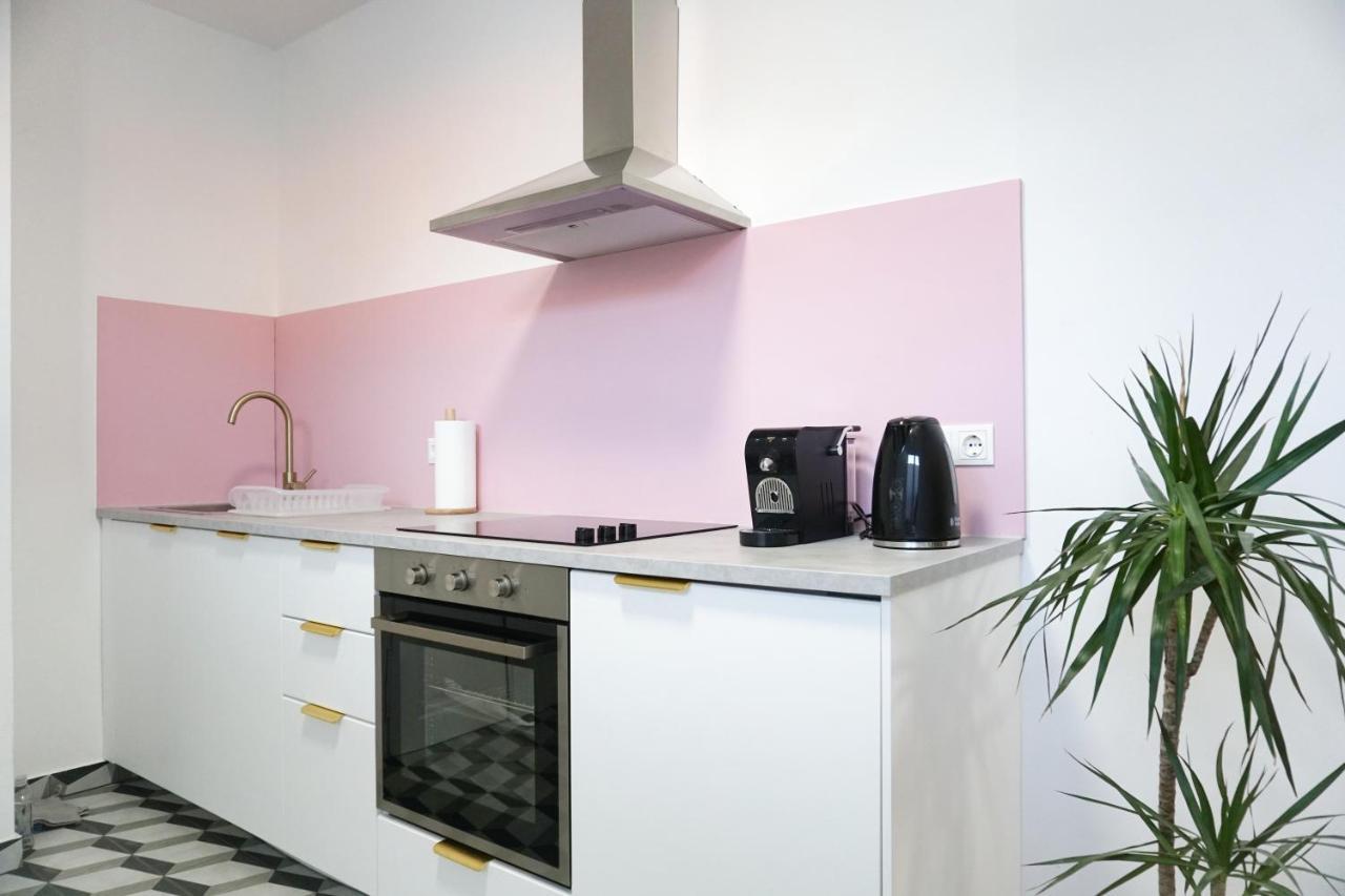 Vibrant Design Apartments - Full Kitchen - Wi-Fi - 18 Mins To City Centre Vienna Esterno foto